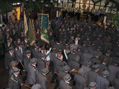 Einmarsch des Bataillons am Freitag auf dem Schützensaal